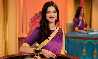 Người chơi đang phân tích các chiến kê để đặt cược đá gà